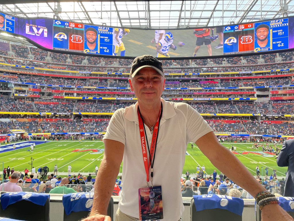 Patriots organization congratulates Kenny Chesney on 1M tickets