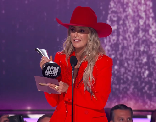 Lainey Wilson accepting ACM Entertainer of the Year Award 05-16-24